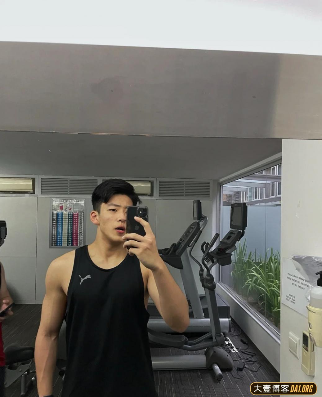 17岁痞帅小伙儿泳池拍写真，摄影师的手在干什么呢？