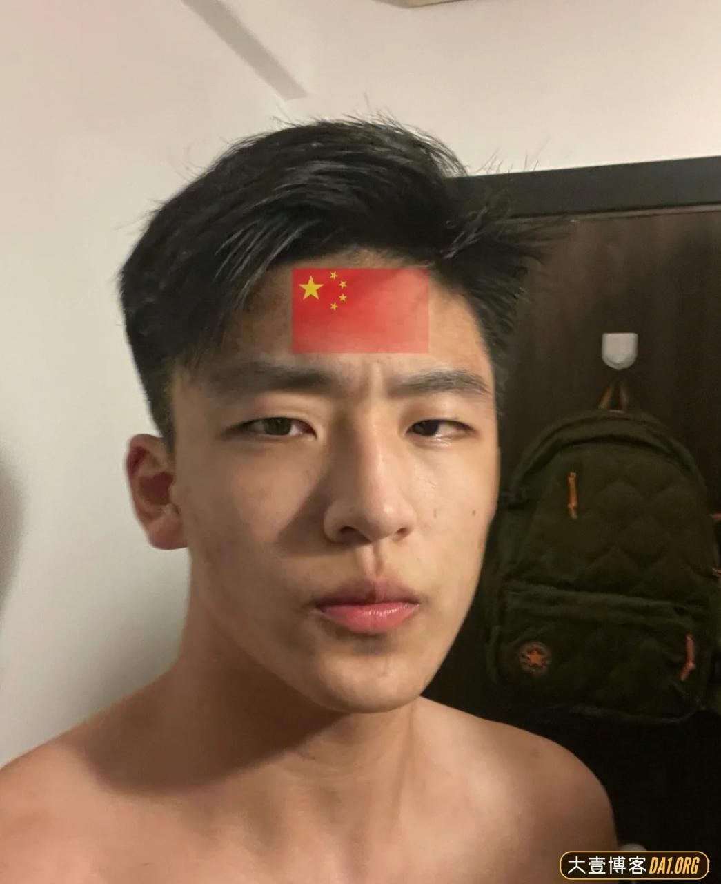 17岁痞帅小伙儿泳池拍写真，摄影师的手在干什么呢？