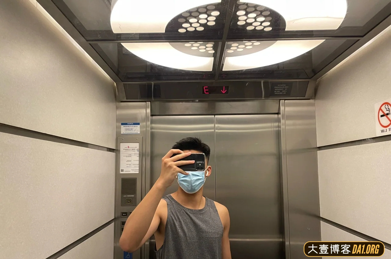 17岁痞帅小伙儿泳池拍写真，摄影师的手在干什么呢？