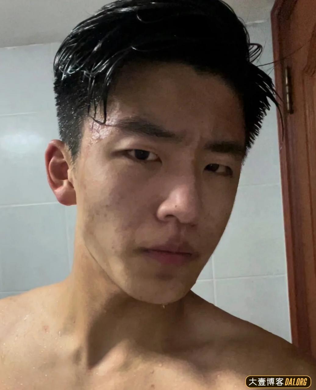 17岁痞帅小伙儿泳池拍写真，摄影师的手在干什么呢？