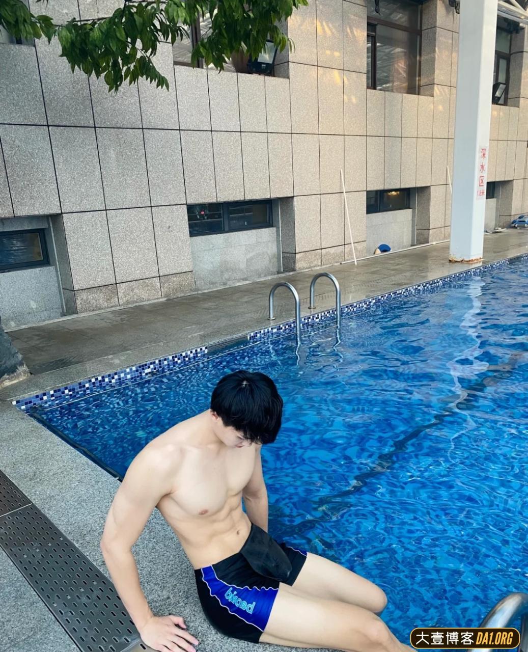 粉丝投稿：儿子的游泳教练好帅呀！