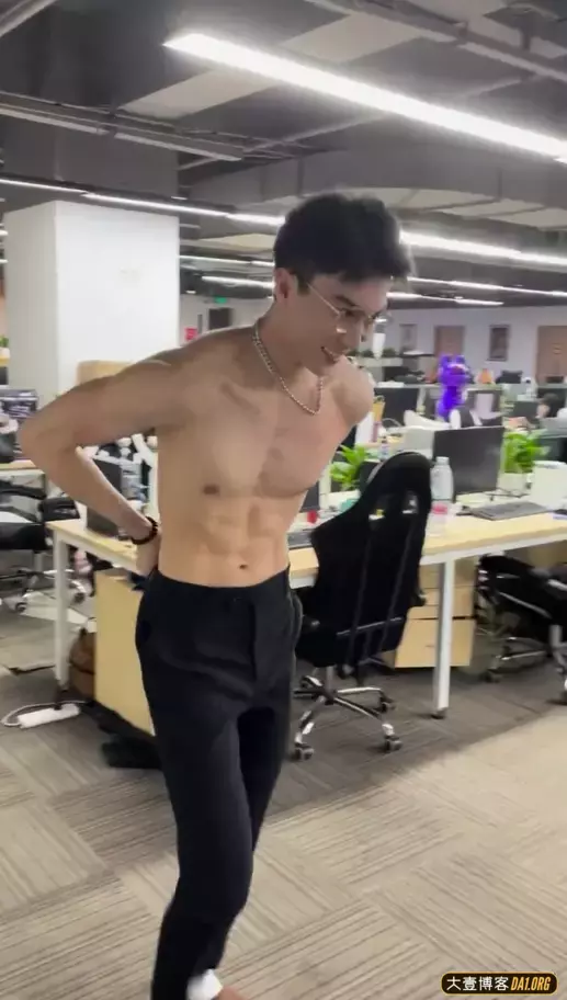 健身帅哥被误以为是销售，被人围得水泄不通，这真人得多帅啊！