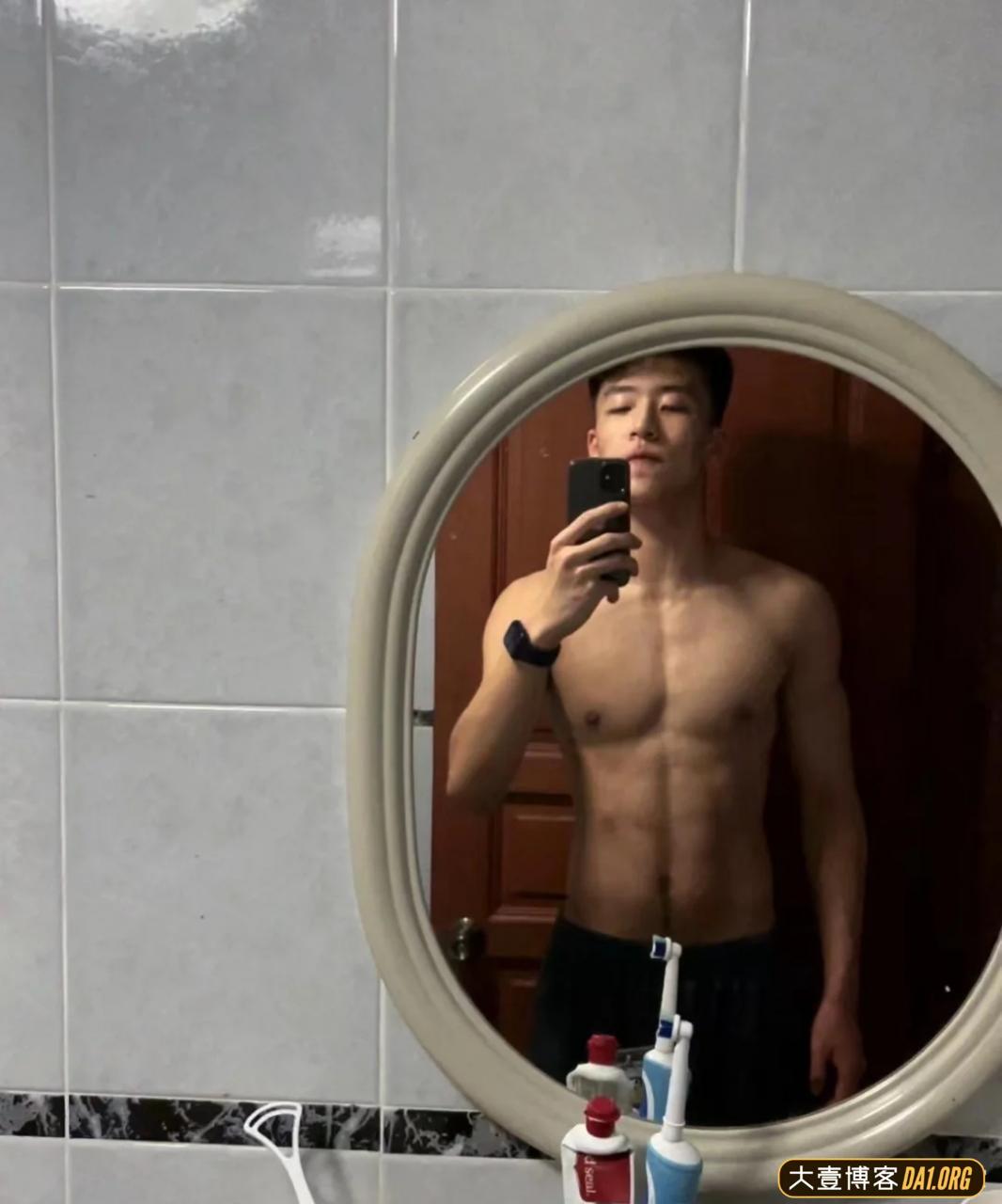 17岁痞帅小伙儿泳池拍写真，摄影师的手在干什么呢？