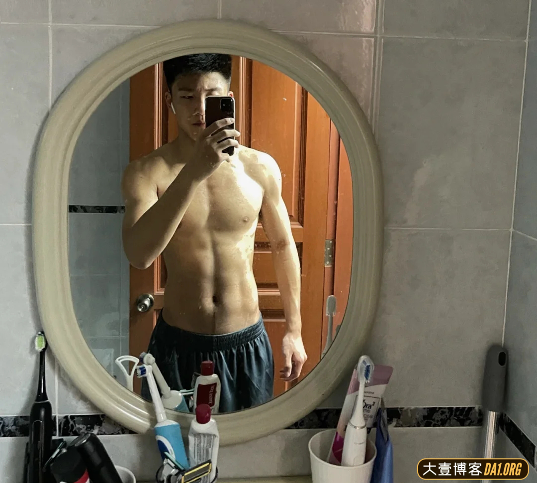 17岁痞帅小伙儿泳池拍写真，摄影师的手在干什么呢？