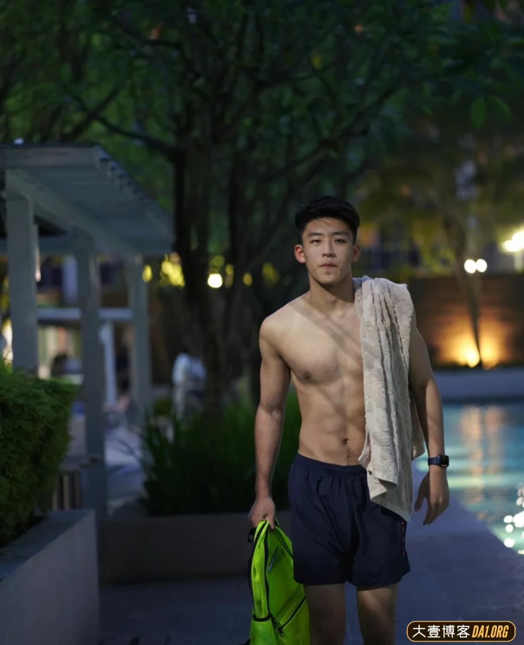 17岁痞帅小伙儿泳池拍写真，摄影师的手在干什么呢？