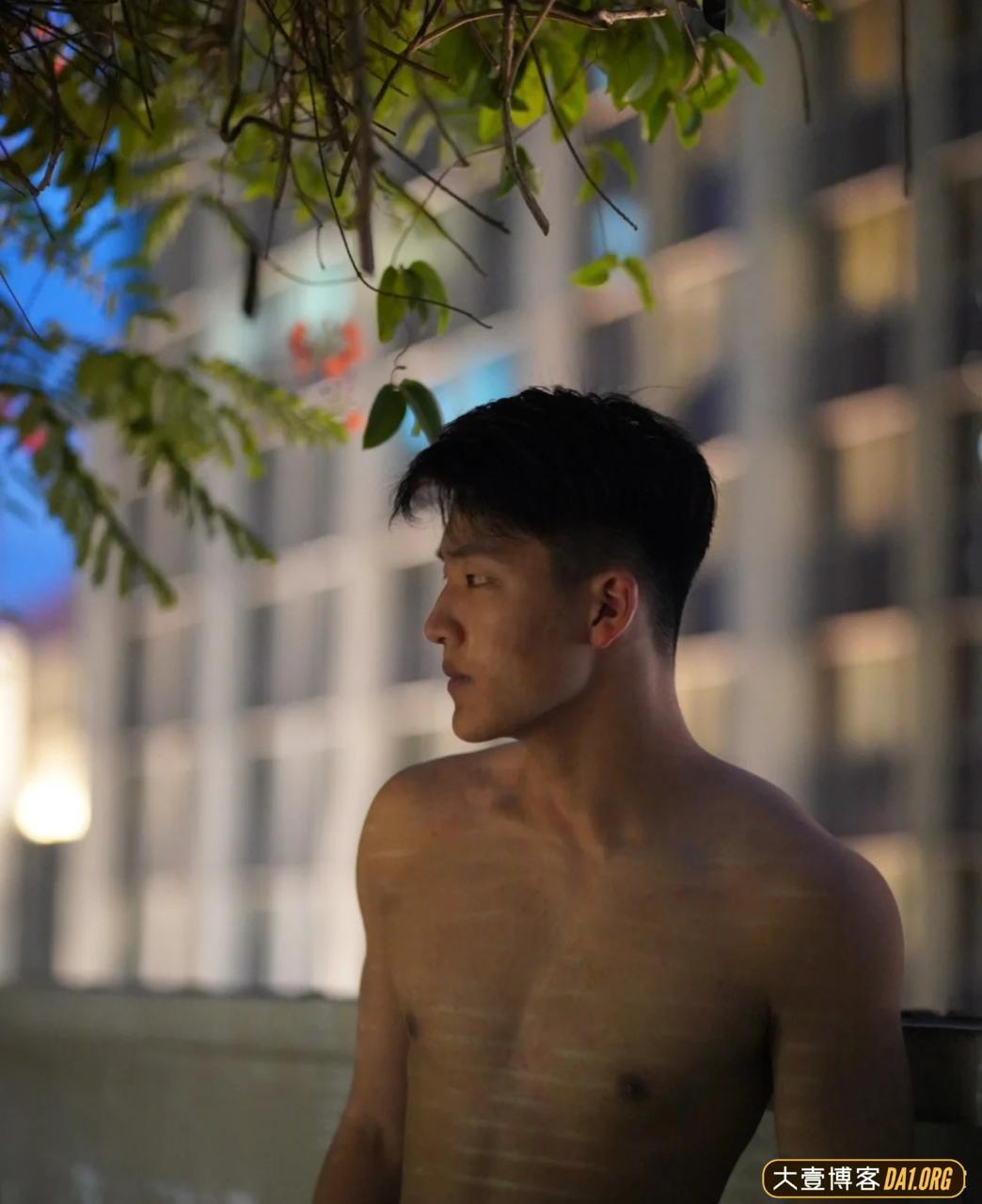 17岁痞帅小伙儿泳池拍写真，摄影师的手在干什么呢？