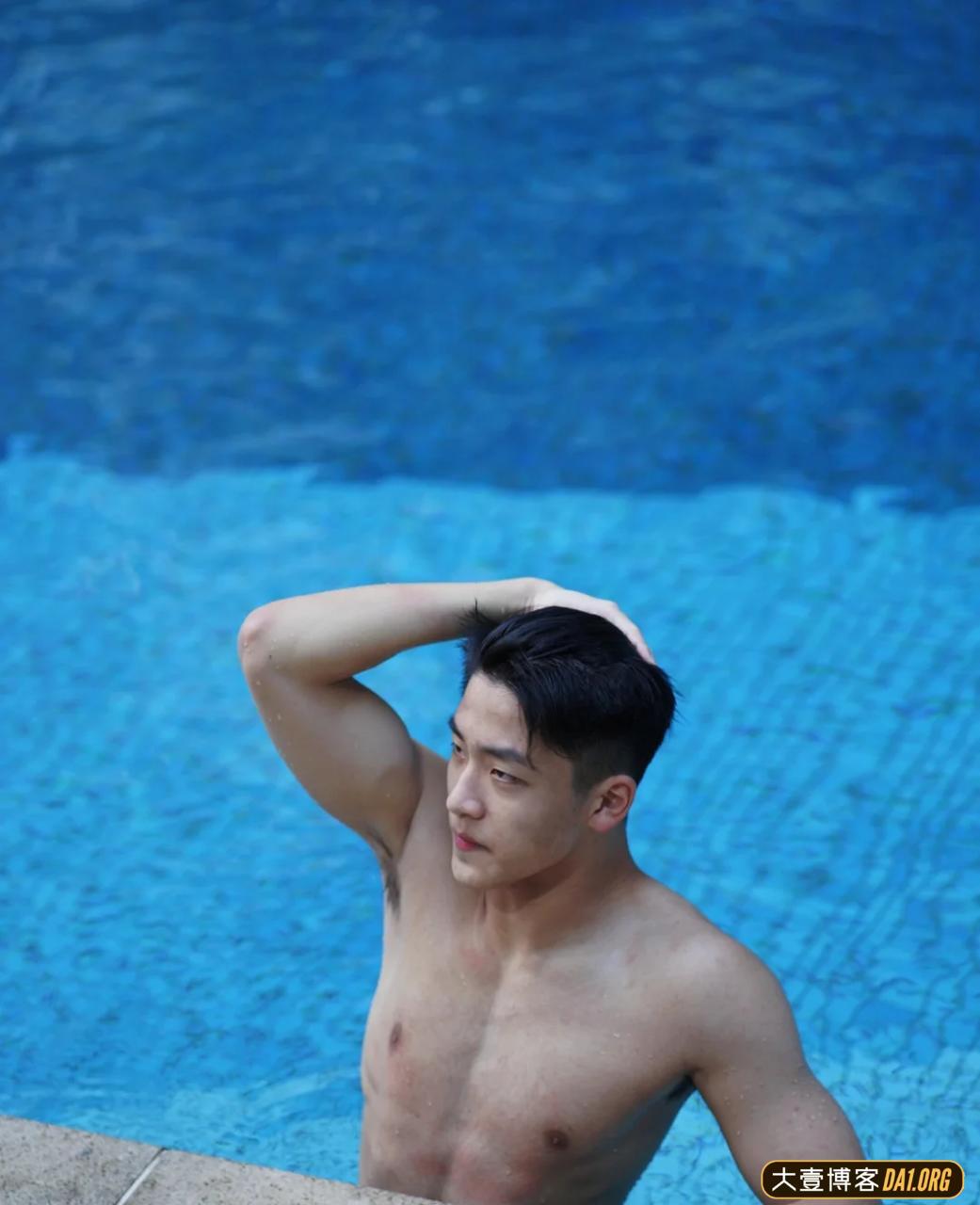 17岁痞帅小伙儿泳池拍写真，摄影师的手在干什么呢？