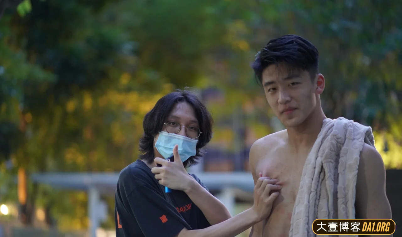 17岁痞帅小伙儿泳池拍写真，摄影师的手在干什么呢？