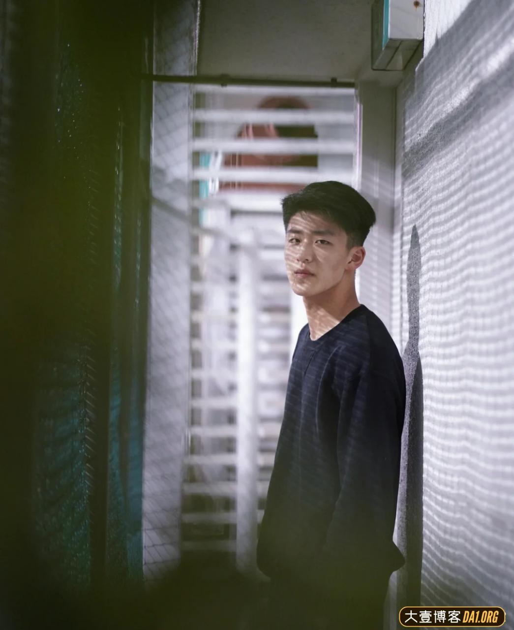 17岁痞帅小伙儿泳池拍写真，摄影师的手在干什么呢？