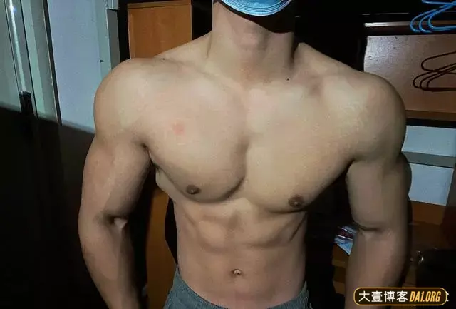 这个广西表哥身材有点帅呀,很难不爱! 这个广西表哥身材有点帅呀,很难不爱!