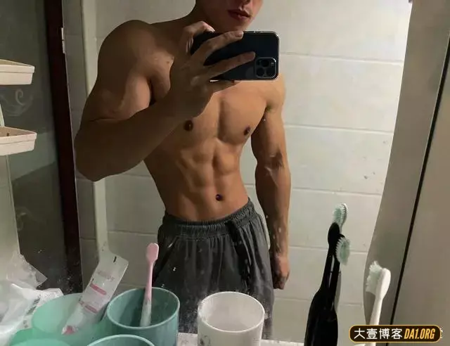 这个广西表哥身材有点帅呀,很难不爱! 这个广西表哥身材有点帅呀,很难不爱!