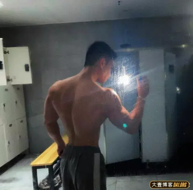 这个广西表哥身材有点帅呀,很难不爱! 这个广西表哥身材有点帅呀,很难不爱!