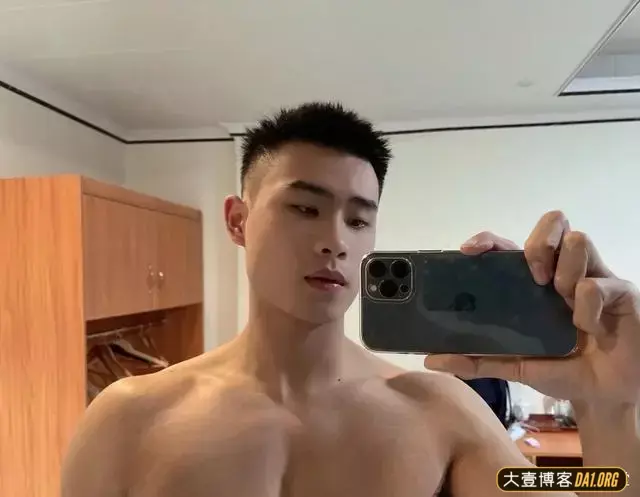 这个广西表哥身材有点帅呀,很难不爱! 这个广西表哥身材有点帅呀,很难不爱!