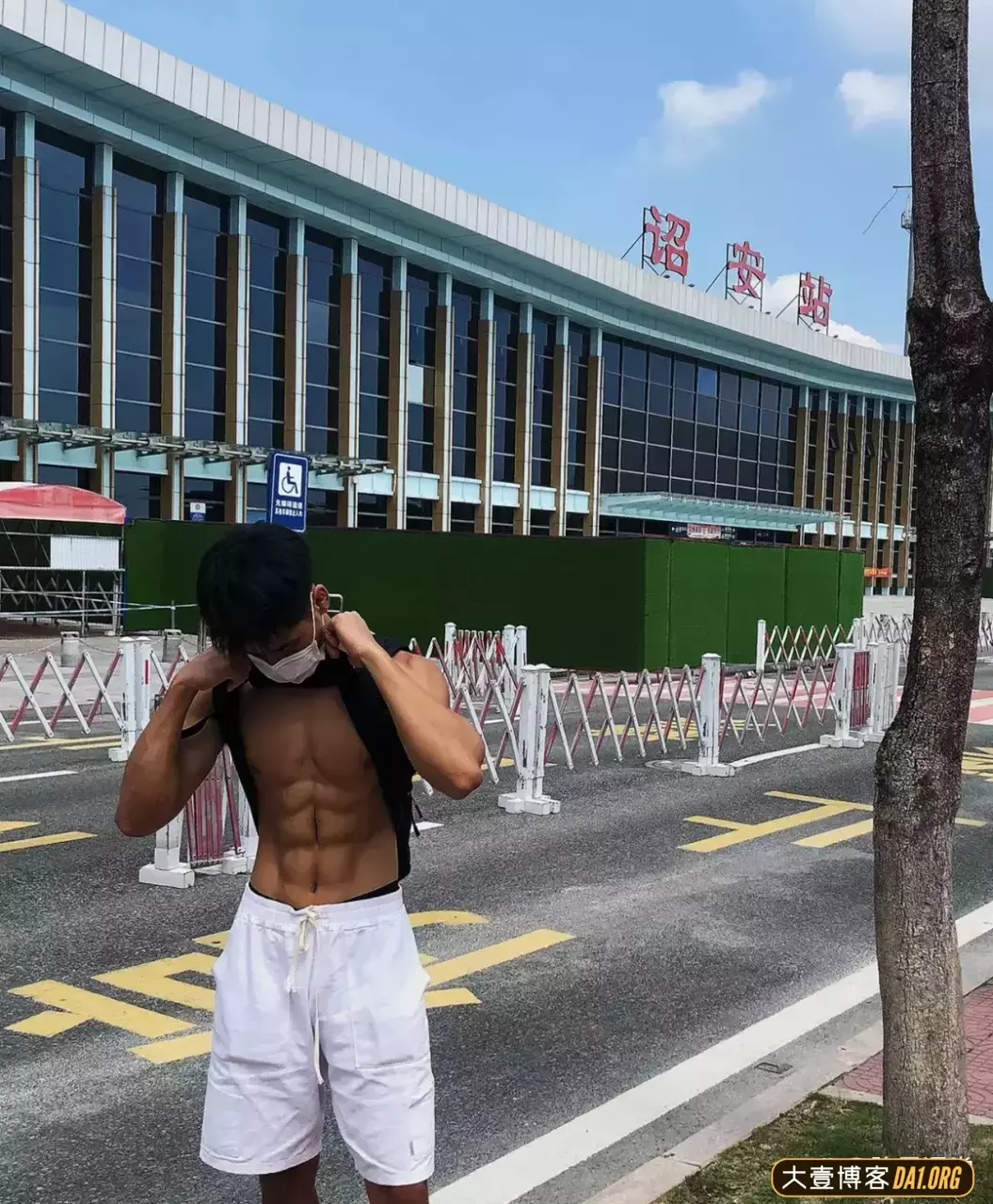 00后小帅哥请求做你的男朋友！