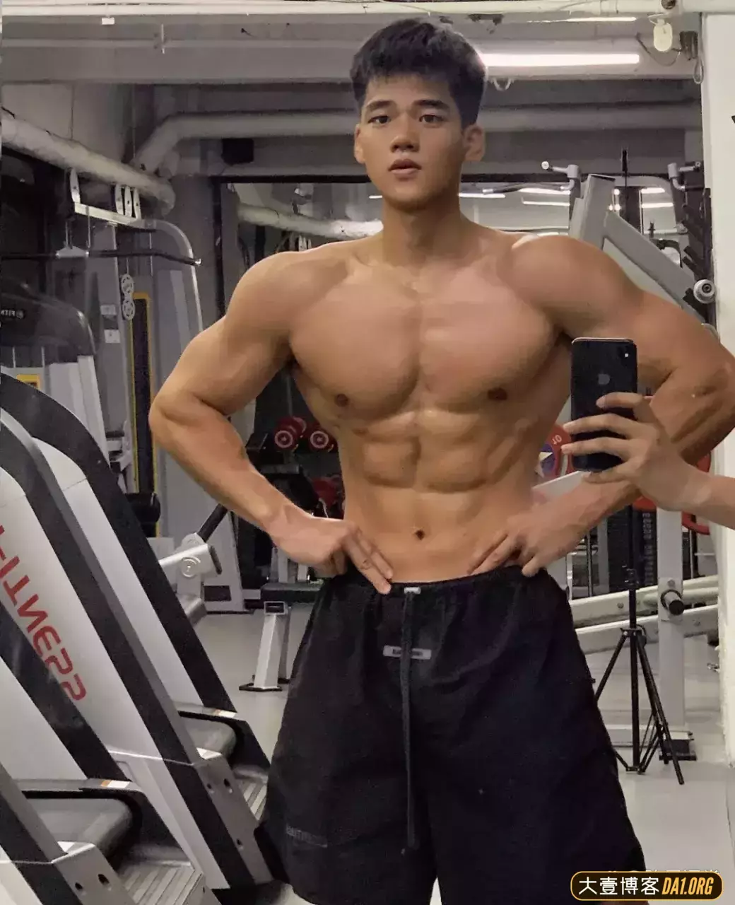 00后小帅哥请求做你的男朋友！