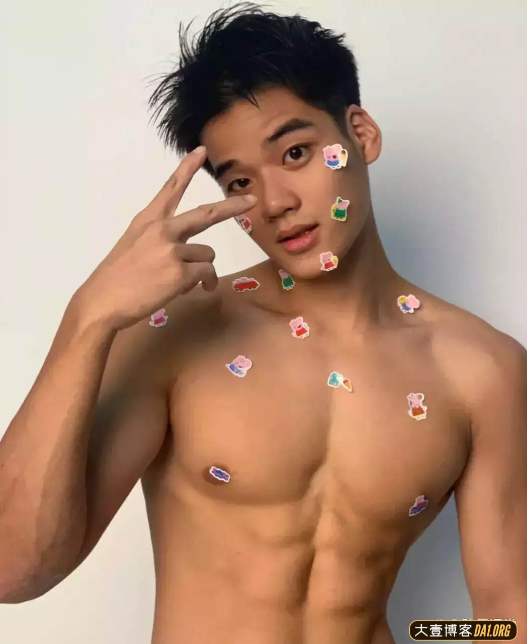 00后小帅哥请求做你的男朋友！