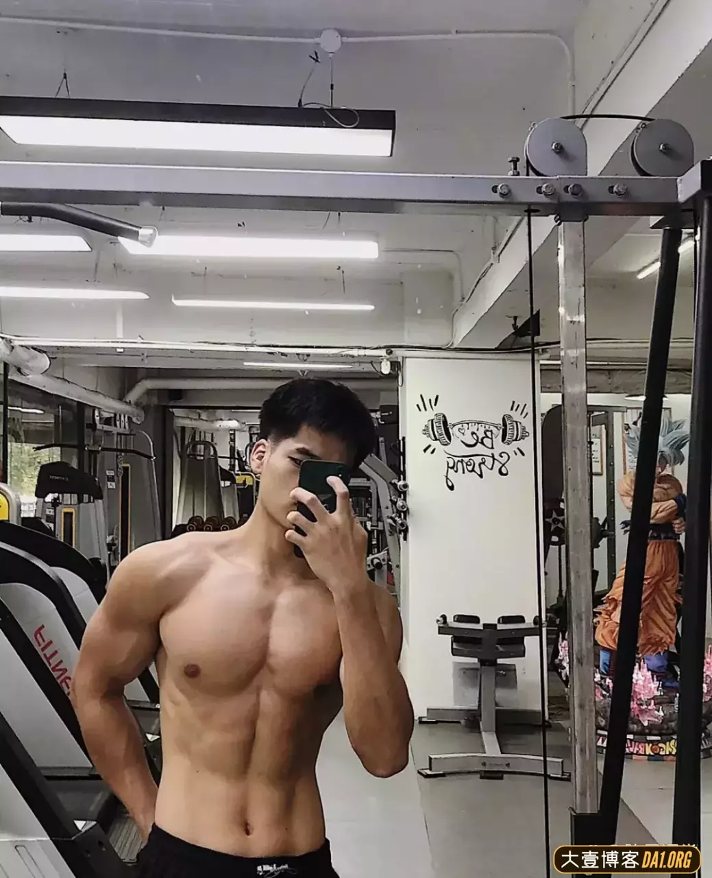 00后小帅哥请求做你的男朋友！