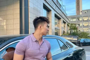 当肌肉男挑战老年穿搭，衣服直接被撑起来了-大壹博客