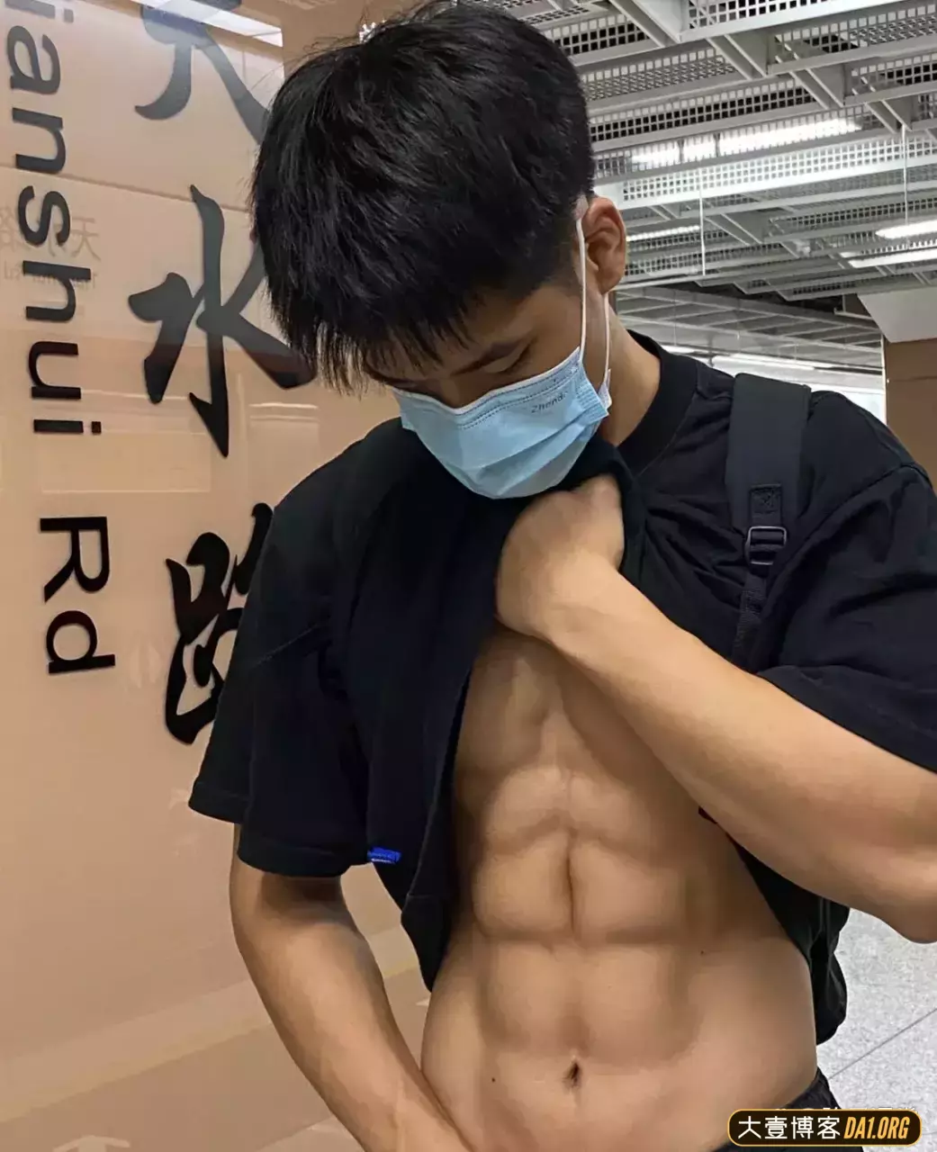 00后小帅哥请求做你的男朋友！