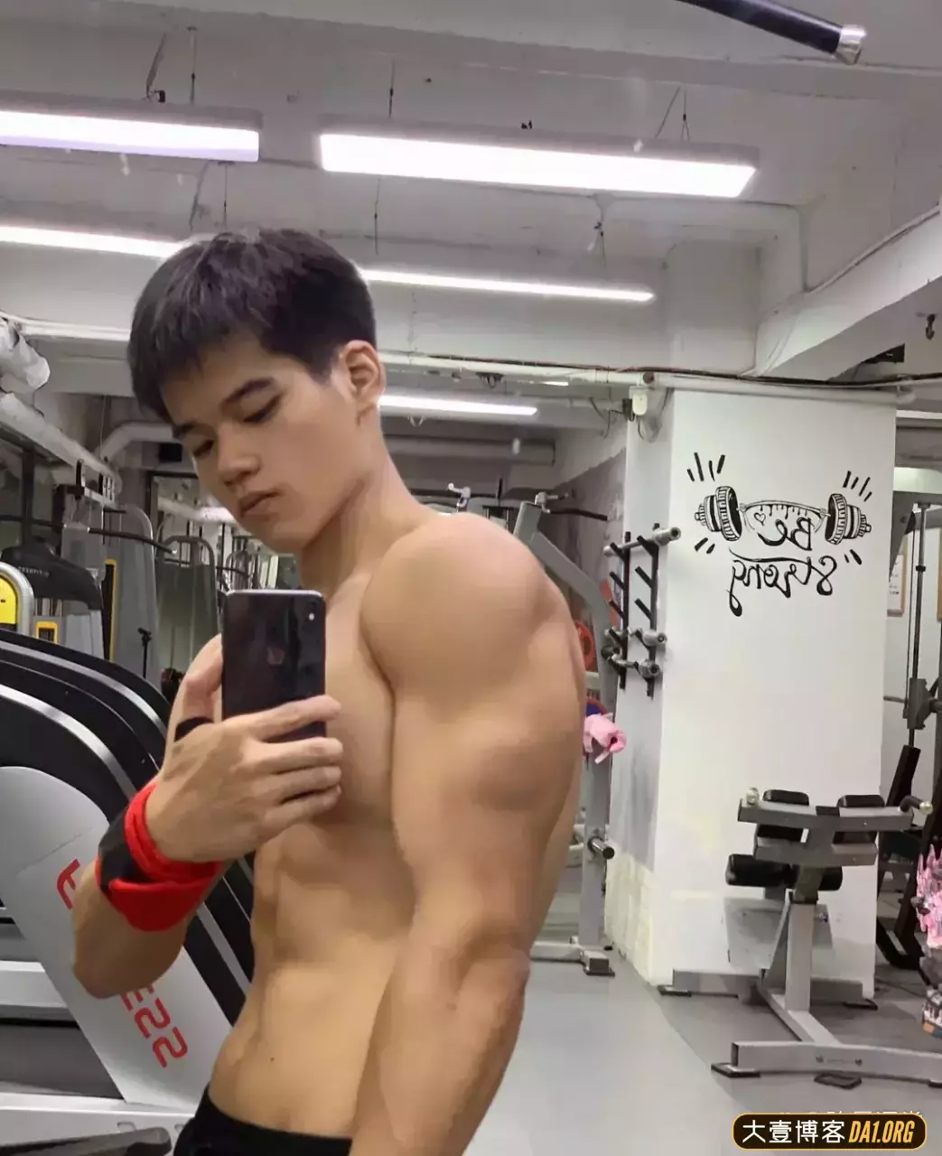 00后小帅哥请求做你的男朋友！