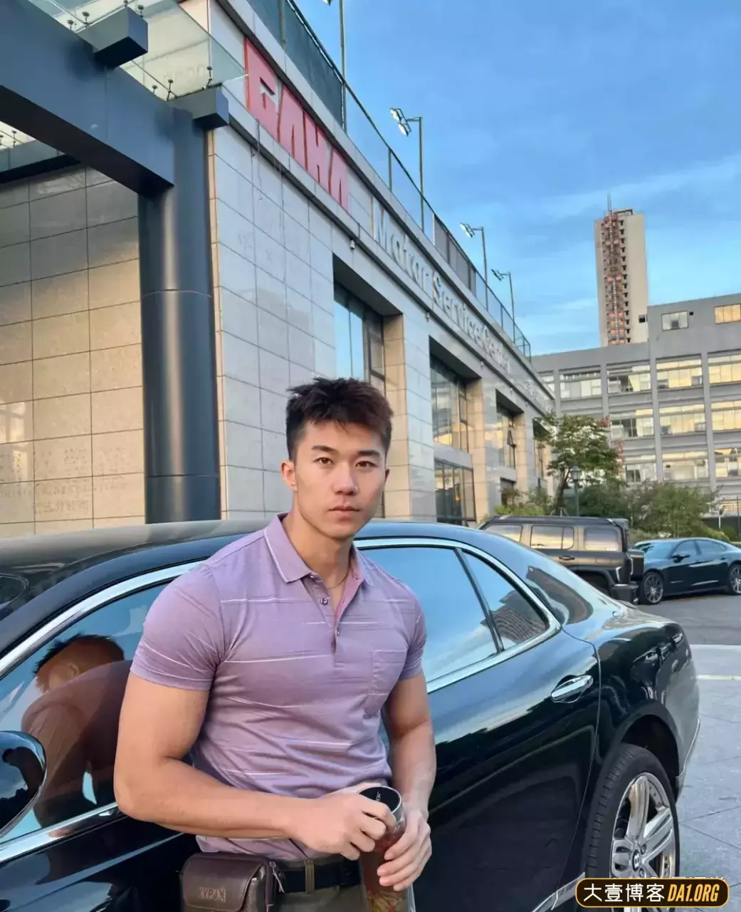 当肌肉男挑战老年穿搭，衣服直接被撑起来了