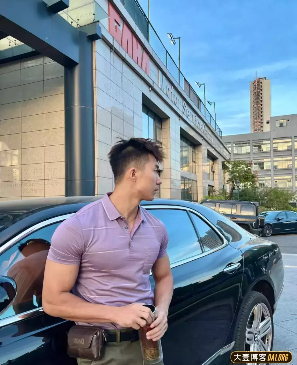 当肌肉男挑战老年穿搭，衣服直接被撑起来了