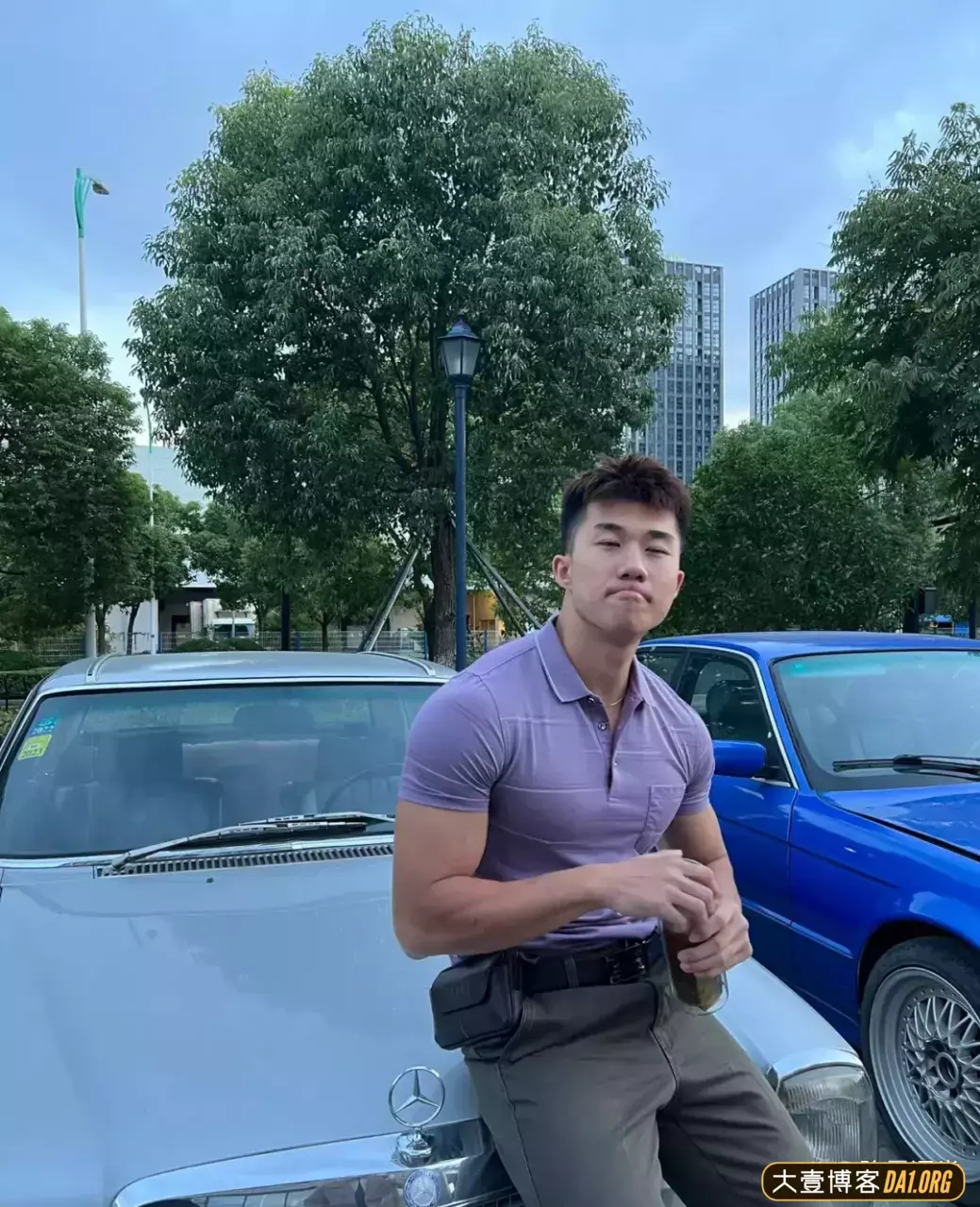 当肌肉男挑战老年穿搭，衣服直接被撑起来了