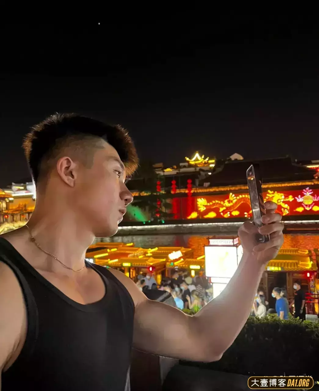 当肌肉男挑战老年穿搭，衣服直接被撑起来了