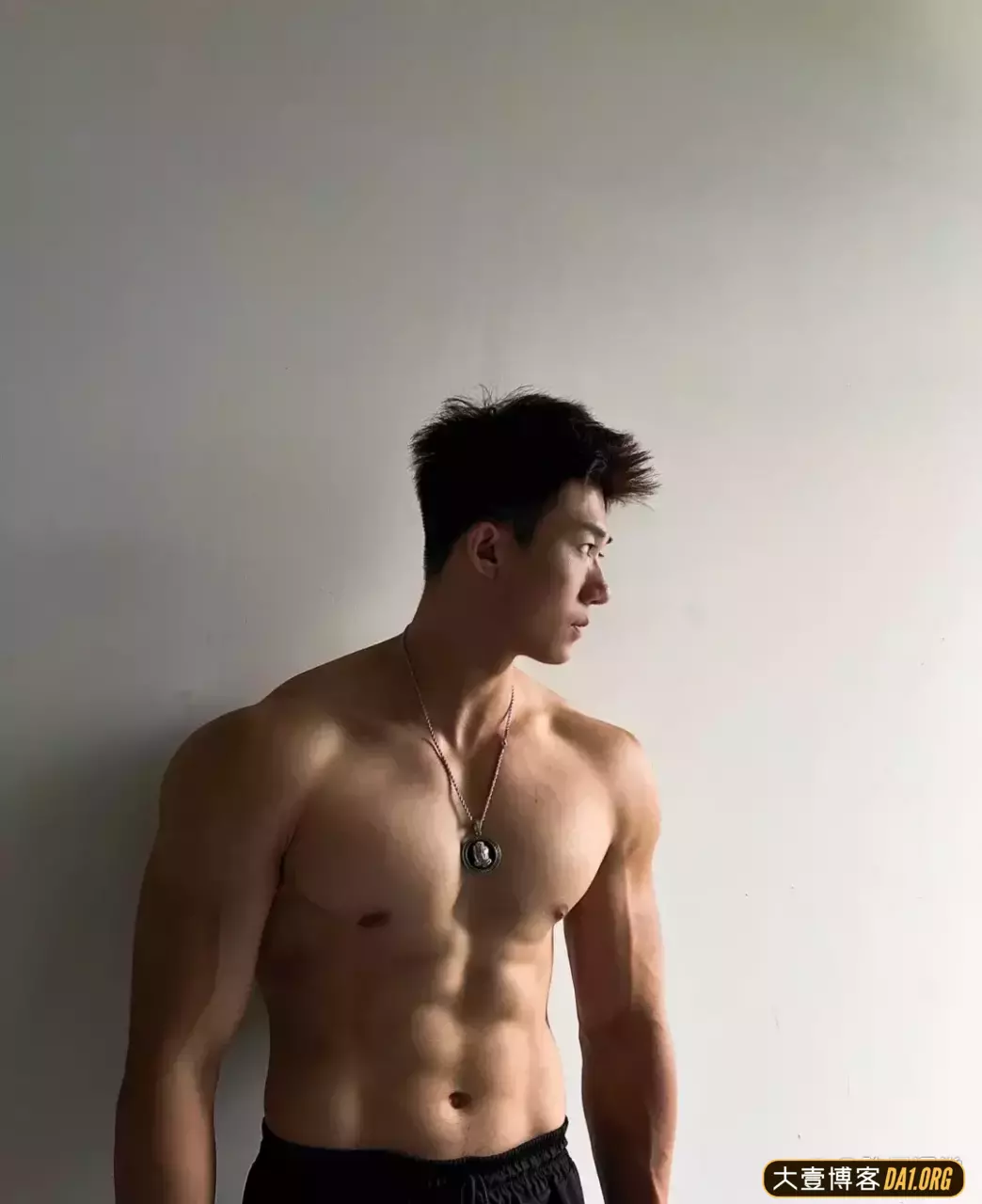 当肌肉男挑战老年穿搭，衣服直接被撑起来了