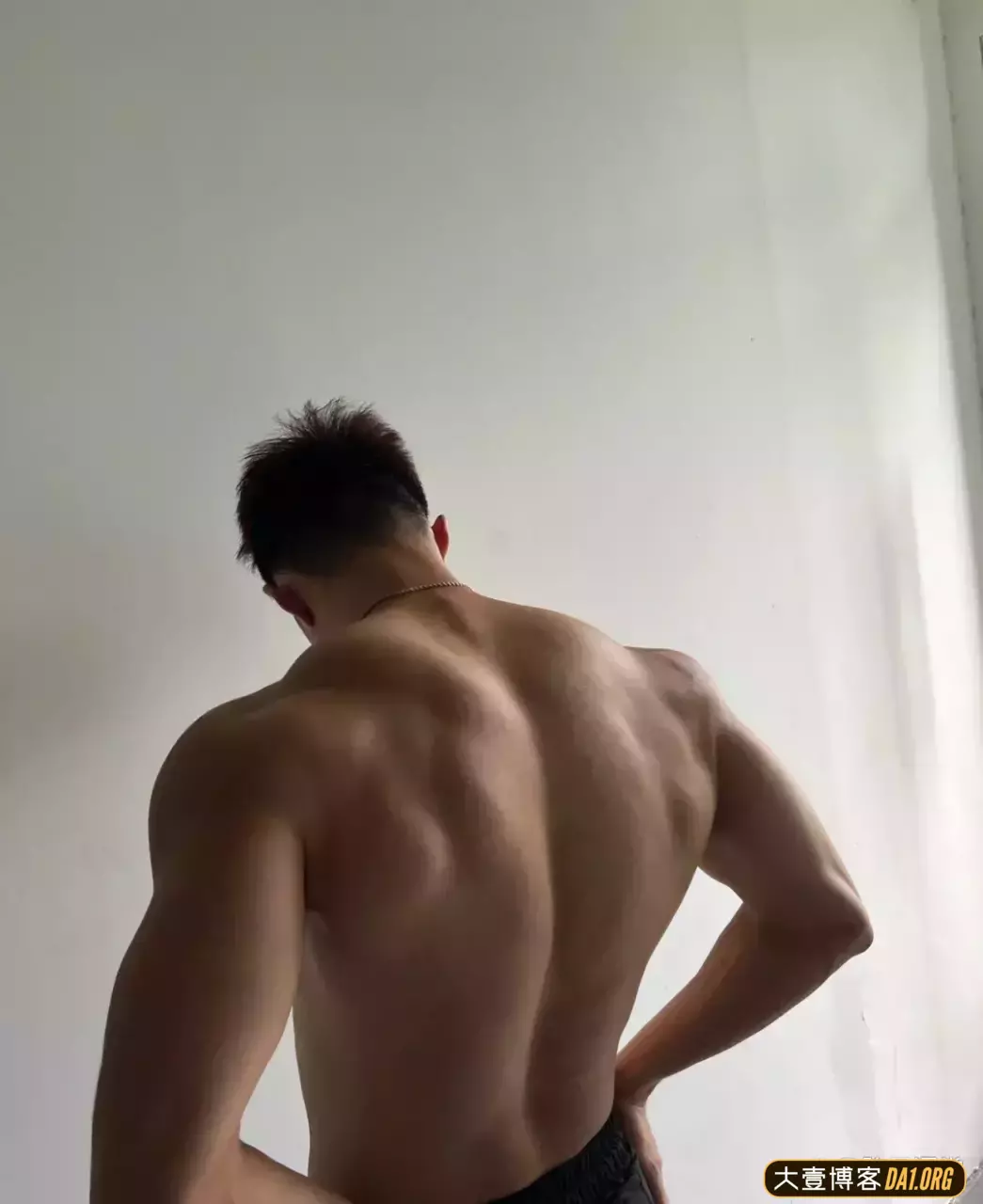当肌肉男挑战老年穿搭，衣服直接被撑起来了
