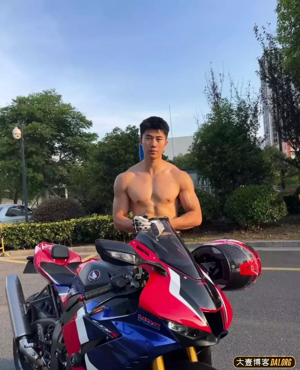 当肌肉男挑战老年穿搭，衣服直接被撑起来了