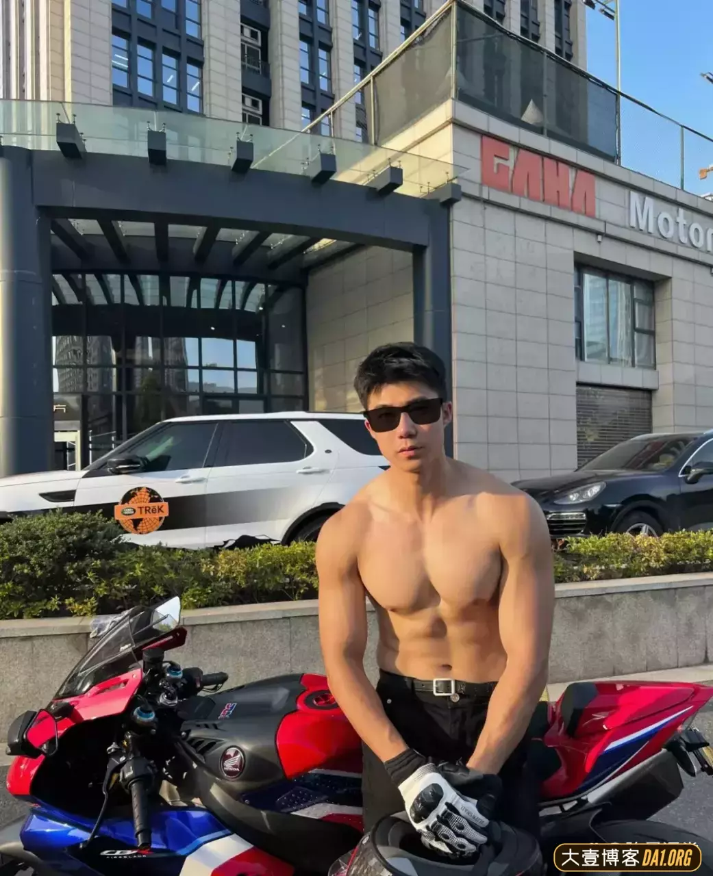 当肌肉男挑战老年穿搭，衣服直接被撑起来了