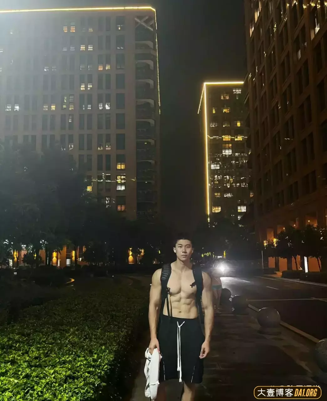当肌肉男挑战老年穿搭，衣服直接被撑起来了