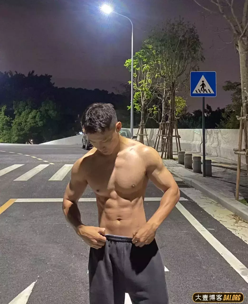 当肌肉男挑战老年穿搭，衣服直接被撑起来了
