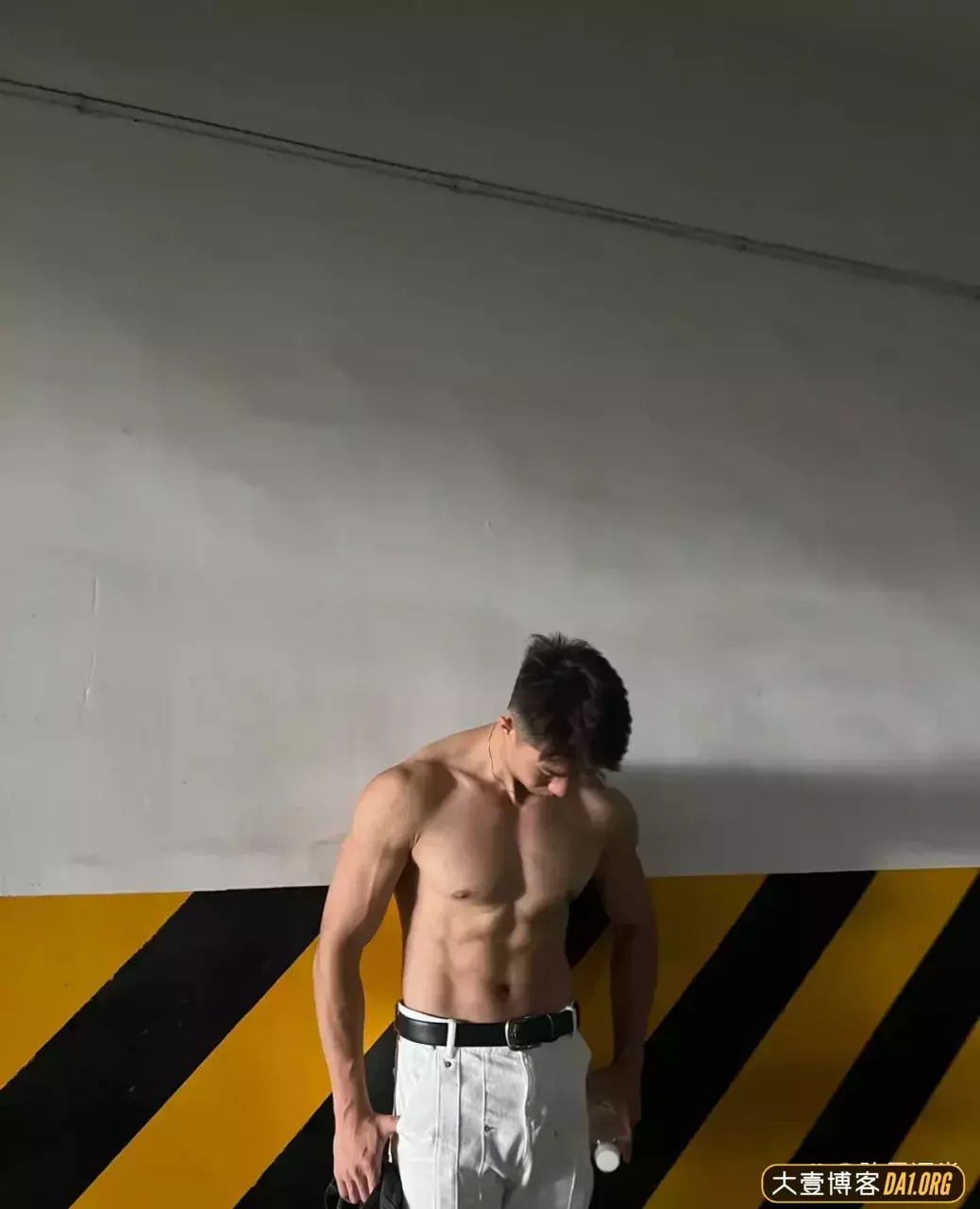 当肌肉男挑战老年穿搭，衣服直接被撑起来了
