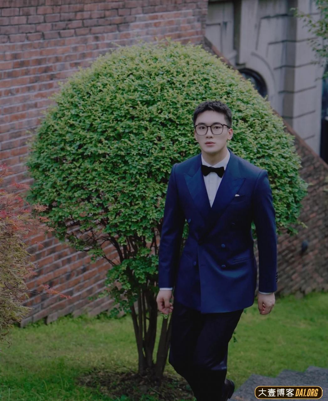 百变帅哥穿上正装单膝下跪向你催婚，你会同意吗？