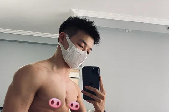 现在的帅哥能有多自律？撩起衣服就是腹肌！-大壹博客