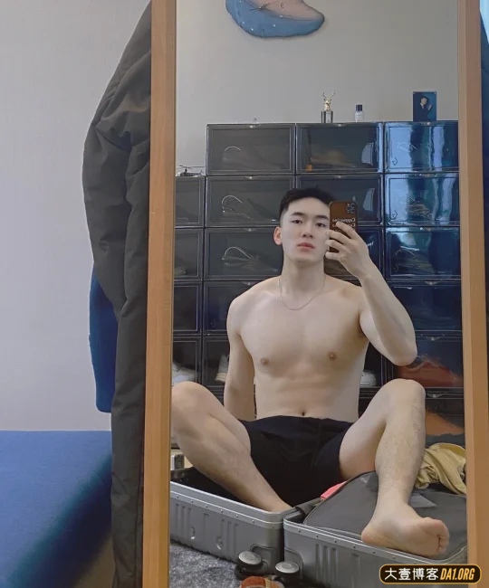 百变帅哥穿上正装单膝下跪向你催婚，你会同意吗？