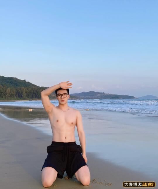 百变帅哥穿上正装单膝下跪向你催婚，你会同意吗？