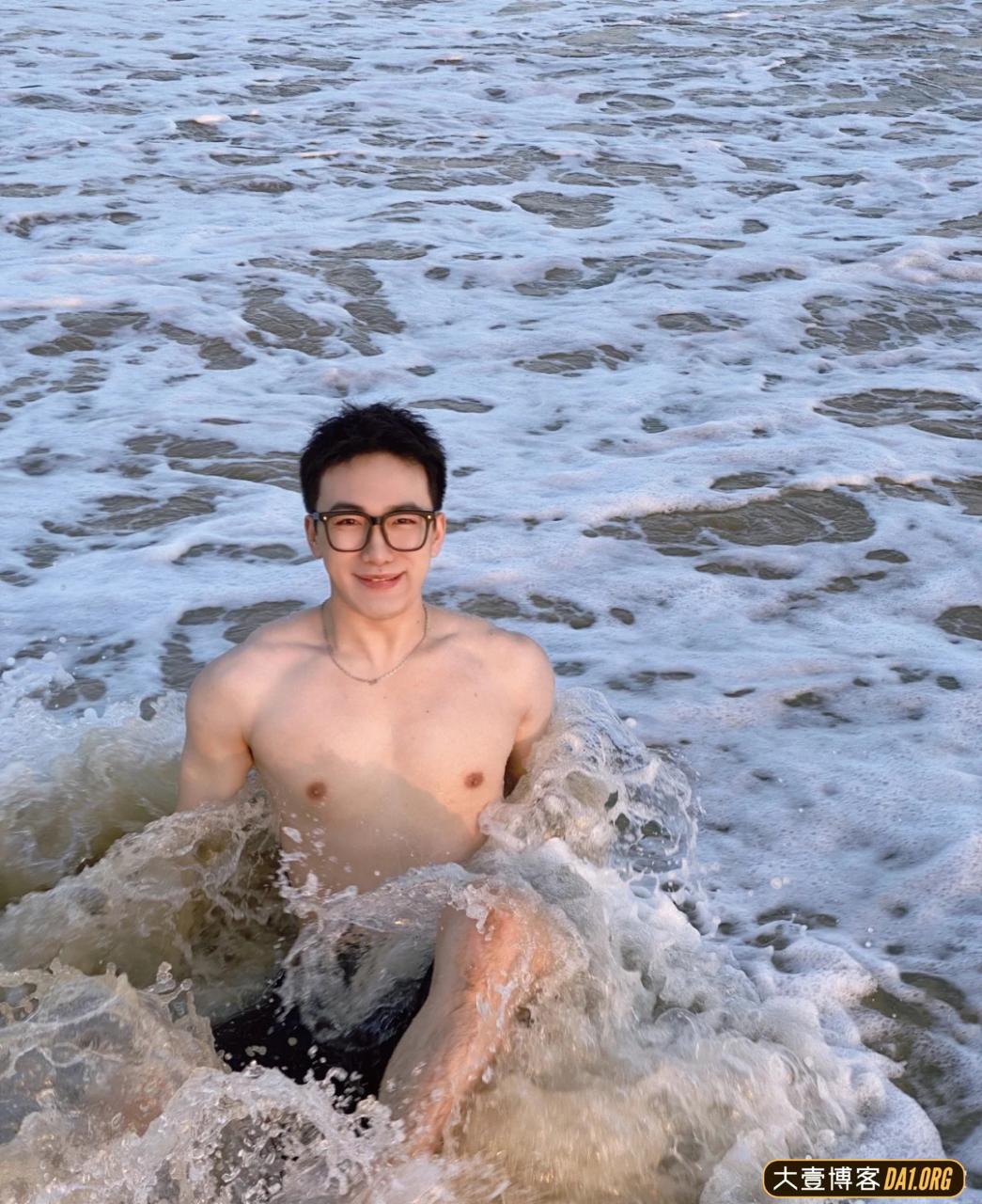 百变帅哥穿上正装单膝下跪向你催婚，你会同意吗？