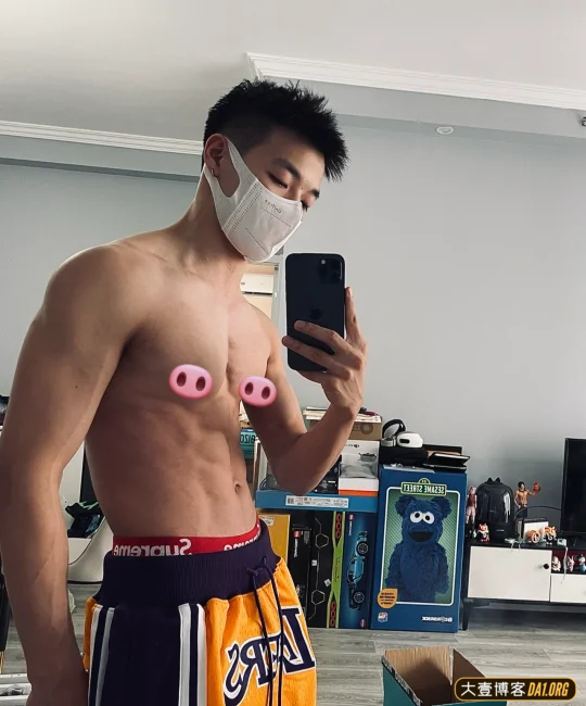 现在的帅哥能有多自律？撩起衣服就是腹肌！