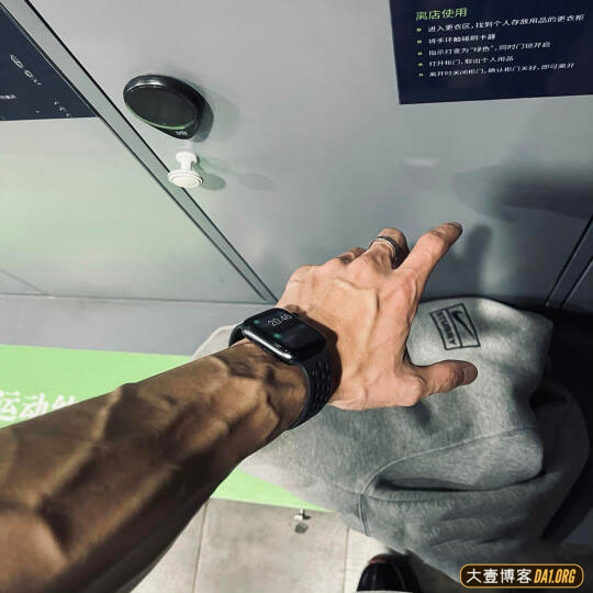 现在的帅哥能有多自律？撩起衣服就是腹肌！