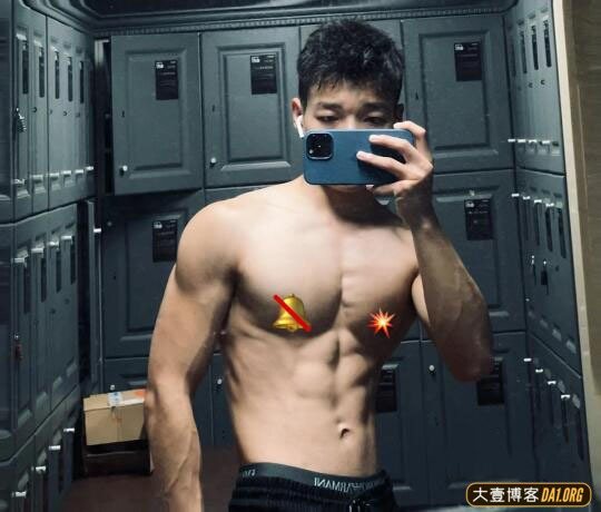 现在的帅哥能有多自律？撩起衣服就是腹肌！