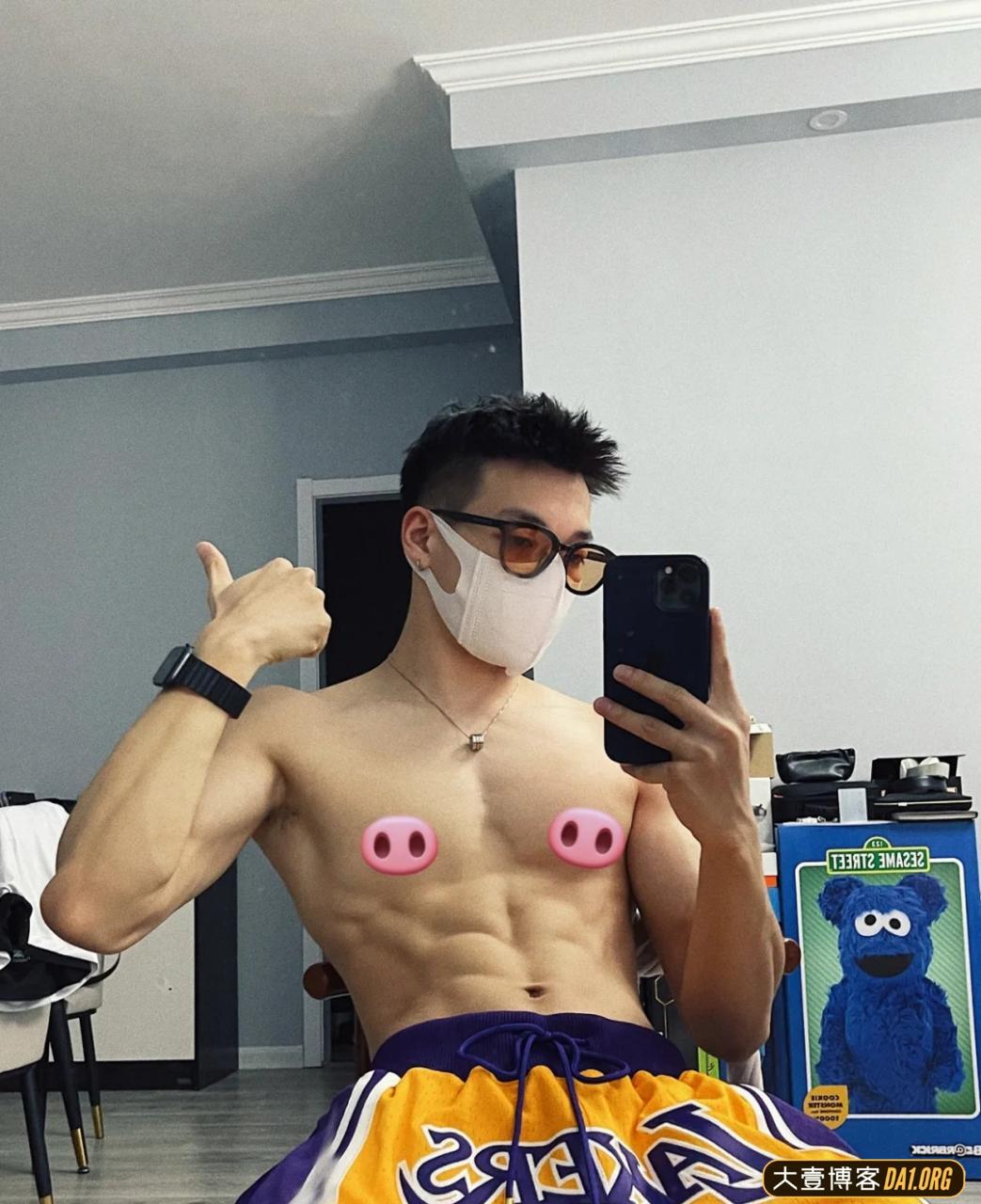 现在的帅哥能有多自律？撩起衣服就是腹肌！