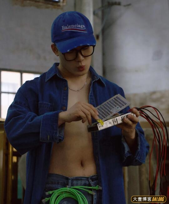 百变帅哥穿上正装单膝下跪向你催婚，你会同意吗？