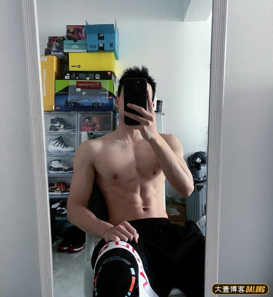 现在的帅哥能有多自律？撩起衣服就是腹肌！