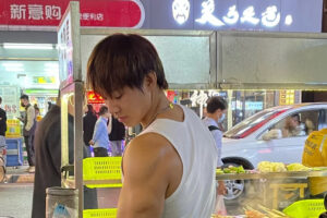 肌肉帅哥街边卖炸串，这身材居然揽不到客人？-大壹博客