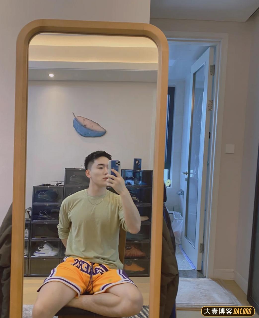 百变帅哥穿上正装单膝下跪向你催婚，你会同意吗？