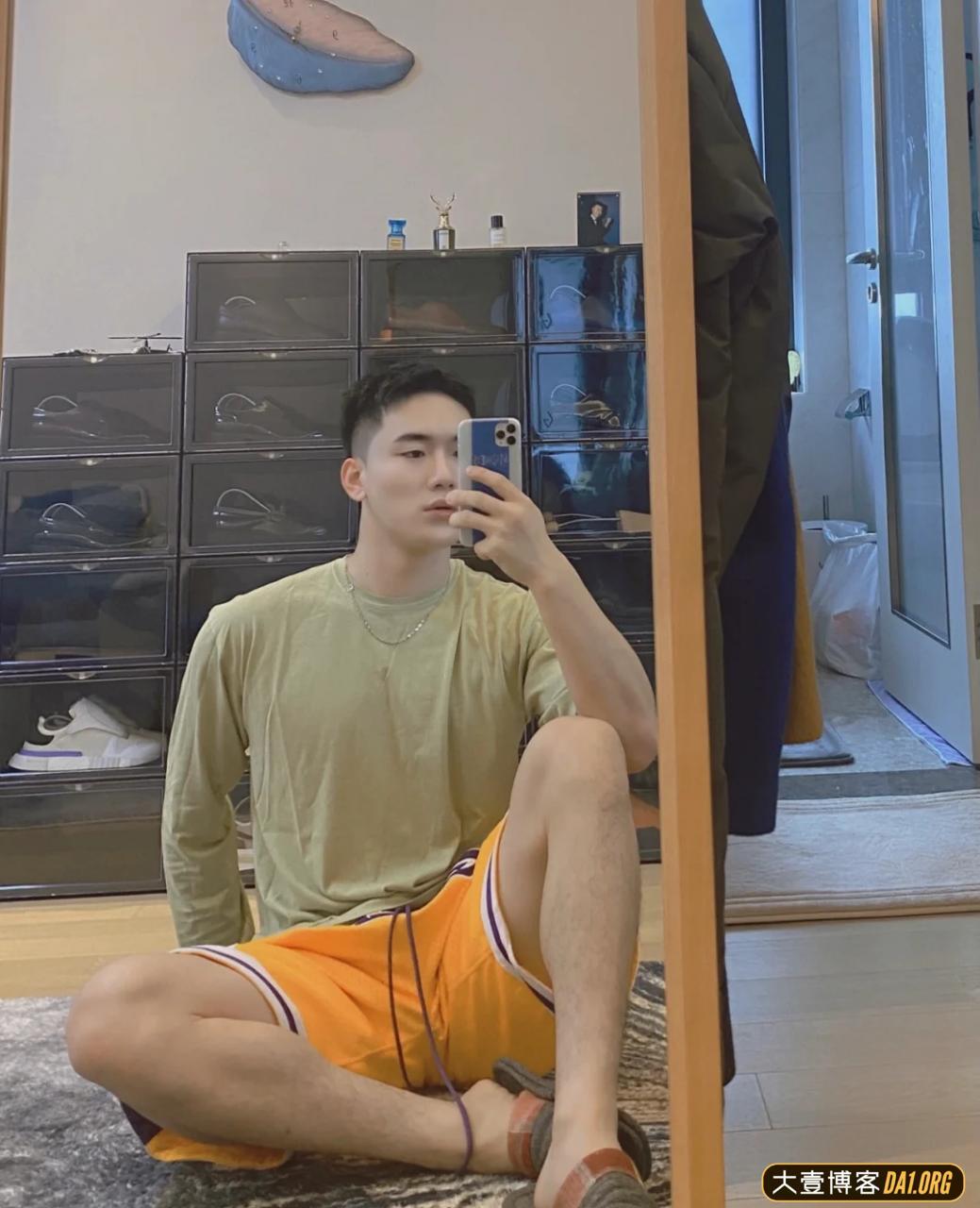 百变帅哥穿上正装单膝下跪向你催婚，你会同意吗？