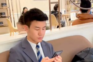 奶茶店抓拍气质正装帅哥,发型清爽,面容干净,高高的鼻梁很吸睛-大壹博客